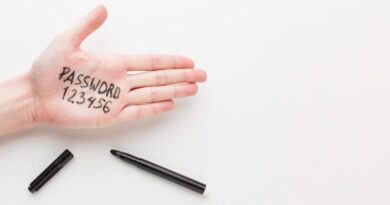 Una mano con texto sobre ella indicando las palabras password y los números del una al 9 como muestra del proceso de cifrado.
